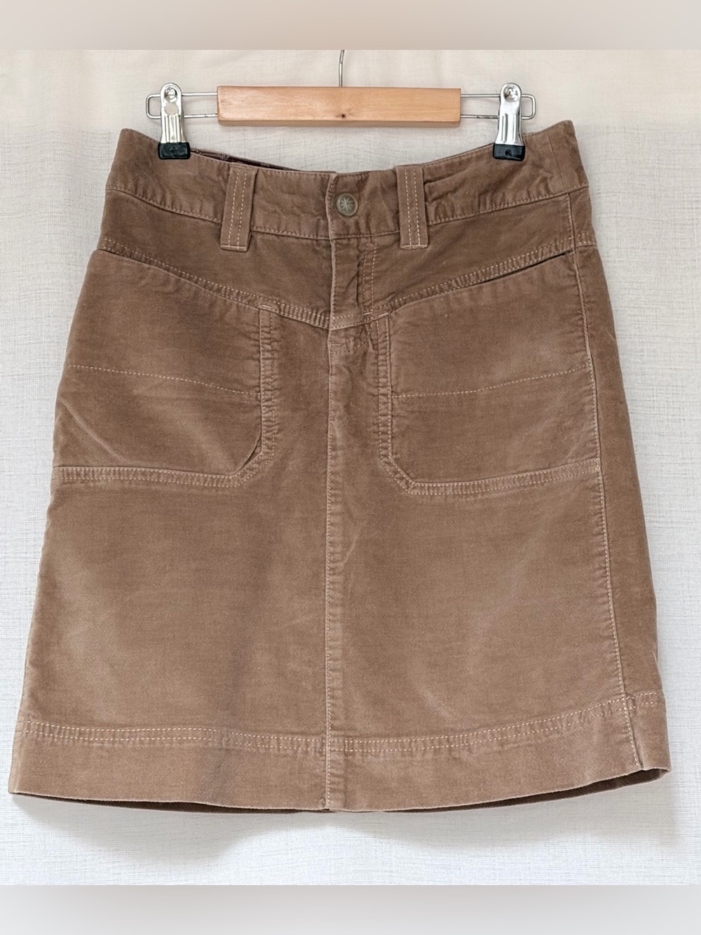 Athleta Roseville brushed velvet mini skirt.Beige,front zip,button,strings.Sz 0
